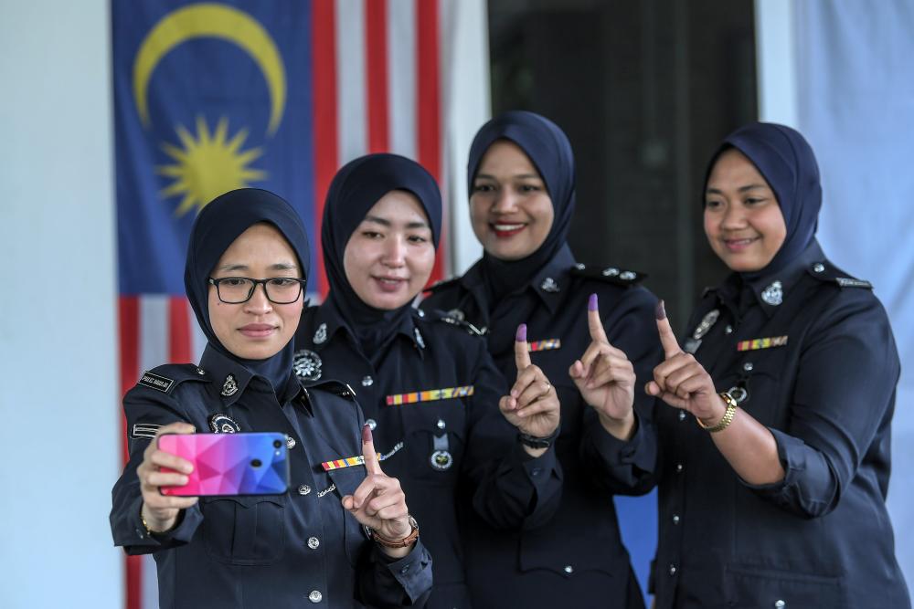 Police officers and staff members (from left) Corp Sazarina Ab Karim, Corp Haliza Muhammad, Insp Murni Abd Mutalif, Corp Ida Shuada Abdul Jalali pose for a picture showing their inked fingers after early voting for the Cameron Highlands by-election at the Brincang police station in Cameron Highlands on Jan 22, 2019. — Bernama