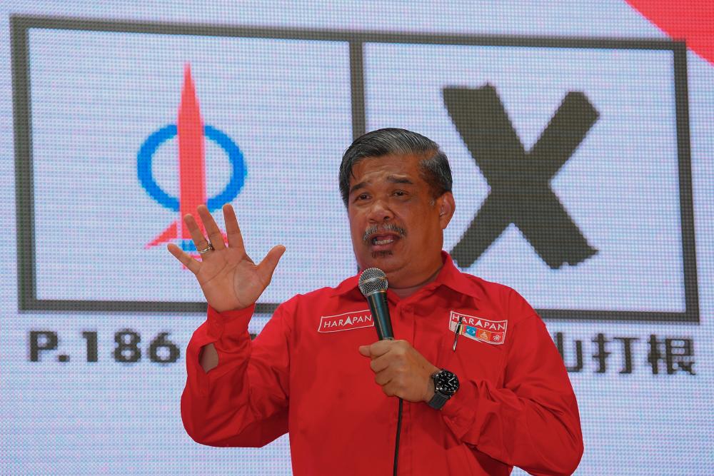 Amanah president, who also serves as Defence Minister, Mohamad Sabu gives a speech during his ceramah in the campaign for DAP candidate Vivian Wong Shir Yee for the Sandakan by-election Sunday night at the Taman Mesra PPR. - Bernama