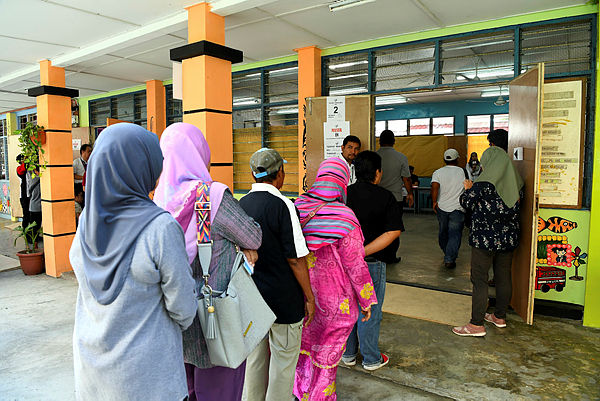 Votes line up for the Sandakan by-election at Sekolah Kebangsaan Tanjung Papat 1 and 2, Sandakan. — Bernama