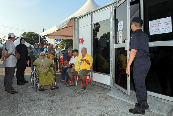 Elderly voters wait for the queue to vote for the Semenyih state seat by-election on March 2, 2019. — Bernama