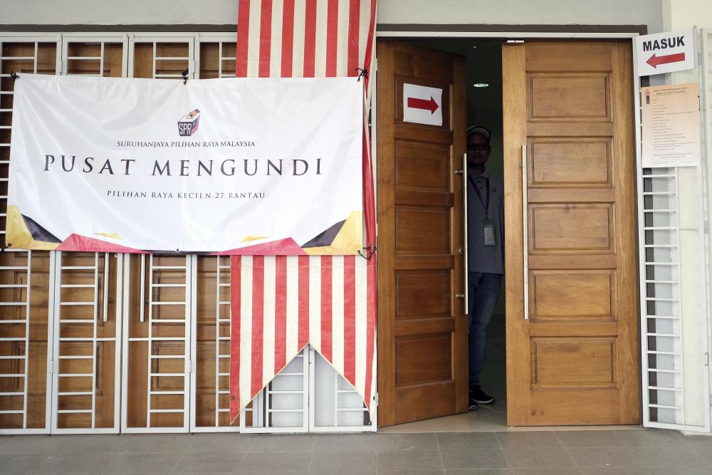 The Election Commission (EC) ends the early polling for the Regional Legislative Assembly (DUN) by-election at the Sendayan Air Force Base at 12pm, on April 9, 2019. — Bernama