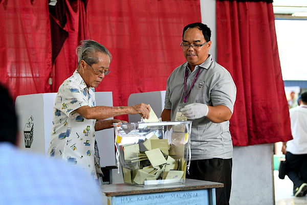 Lim Liam Poh, 83, votes in the Sandakan parliamentary by-election today. — Bernama