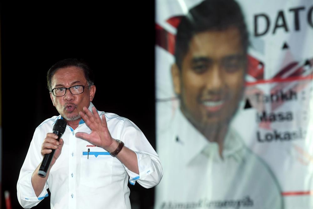 Parti Keadilan Rakyat (PKR) president, Datuk Seri Anwar Ibrahim speaks at Semenyih Central Terminal, on Feb 28, 2019. — Bernama