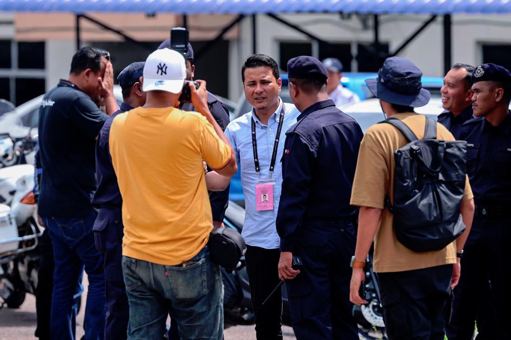 Calon Barisan Nasional (BN) Syed Hussien Syed Abdullah (tengah) melawat pusat pengundian awal sempena Pilihan Raya Kecil (PRK) Dewan Undangan Negeri (DUN) Mahkota - fotoBERNAMA