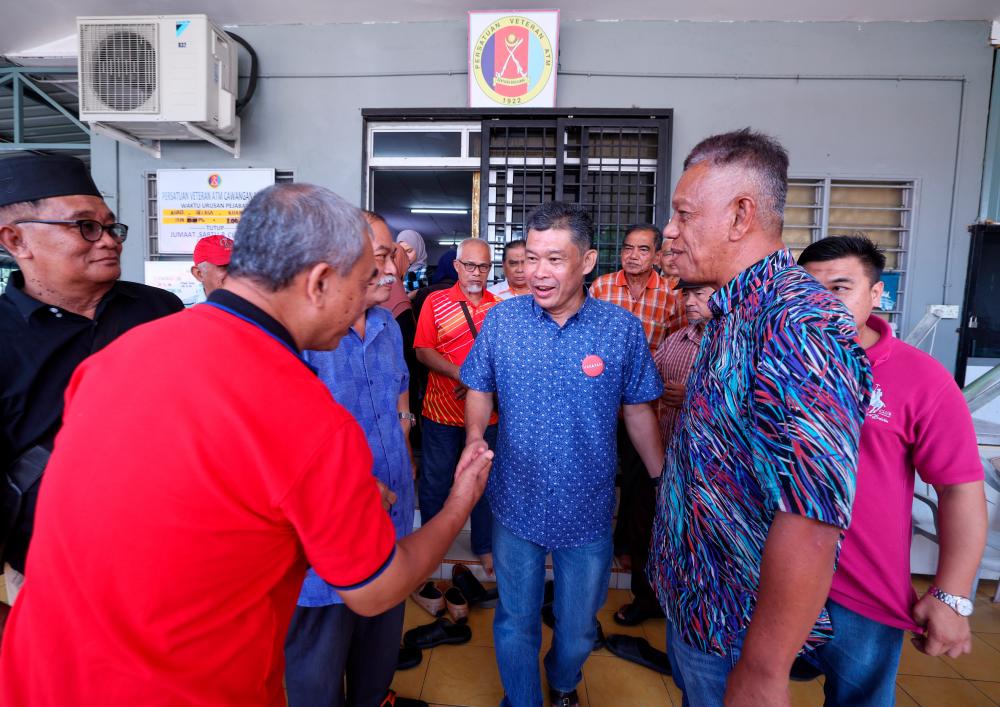 MUAR, August 27 -- Pakatan Harapan (PH) candidate for the By-Election (PRK) N.13 State Legislative Assembly (DUN) Simpang Jeram Nazri Abdul Rahman (center) friendly with ATM veterans who attended the Casual Chat Program at the Veterans Office Malaysian Armed Forces Muar Branch today. BERNAMAPIX