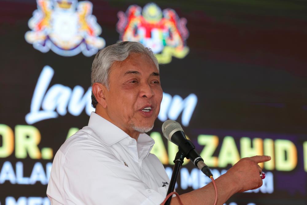 JOHOR BAHRU, 3 Sept -- Timbalan Perdana Menteri Datuk Seri Dr Ahmad Zahid Hamidi berucap pada Lawatan Program Perumahan Rakyat (PPR) Melana Indah hari ini. fotoBERNAMA