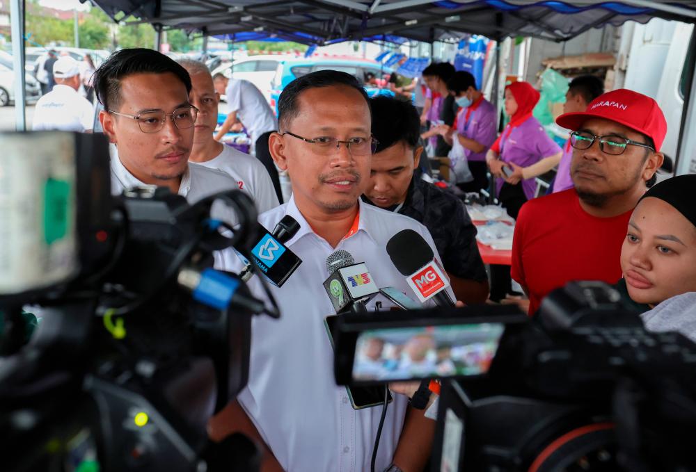 Calon Pakatan Harapan (PH) Parlimen Pulai Suhaizan Kaiat, 50, bercakap kepada pemberita pada Program Jualan Rahmah di Program Perumahan Rakyat (PPR) Rawa hari ini/BERNAMAPix