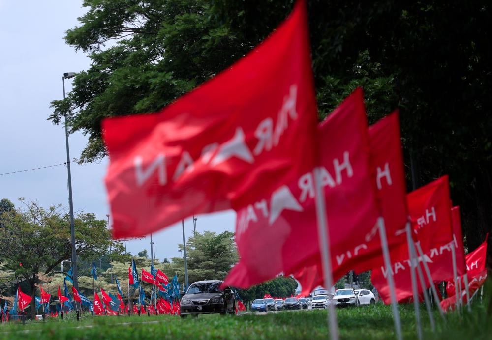 MUAR, 1 Sept -- Perang bendera dapat dilihat di jalan raya utama hari ini dengan parti-parti yang bertanding memasang bendera dan kain rentang bagi memeriahkan lagi suasana Pilihan Raya Kecil (PRK) N.13 Dewan Undangan Negeri (DUN) Simpang Jeram. - fotoBERNAMA