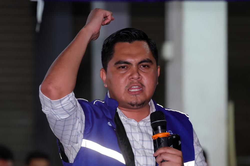 JOHOR BAHRU, 28 August -- Umno Youth Leader Dr Muhammad Akmal Saleh spoke at a Relaxing Chat with the Umno Youth Leader at Medan Selera Taman Cempaka yesterday. BERNAMAPIX