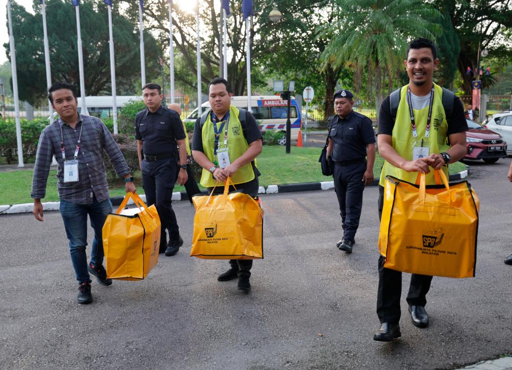 Petugas Suruhanjaya Pilihan Raya membawa peti undi pos ke Pusat Penjumlahan Undi di Dewan Jubli Intan Sultan Ibrahim Johor Bahru setakat 6.30 petang hari ini//Bernamapix