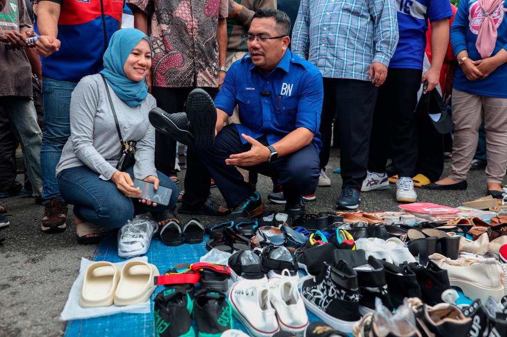 Calon Barisan Nasional (BN) Datuk Amizar Abu Adam beramah mesra bersama peniaga sempena kempen Pilihan Raya Kecil (PRK) Dewan Undangan Negeri (DUN) N.36 Pelangai ketika di tapak pasar malam Felda Chemomoi hari ini/BERNAMApix
