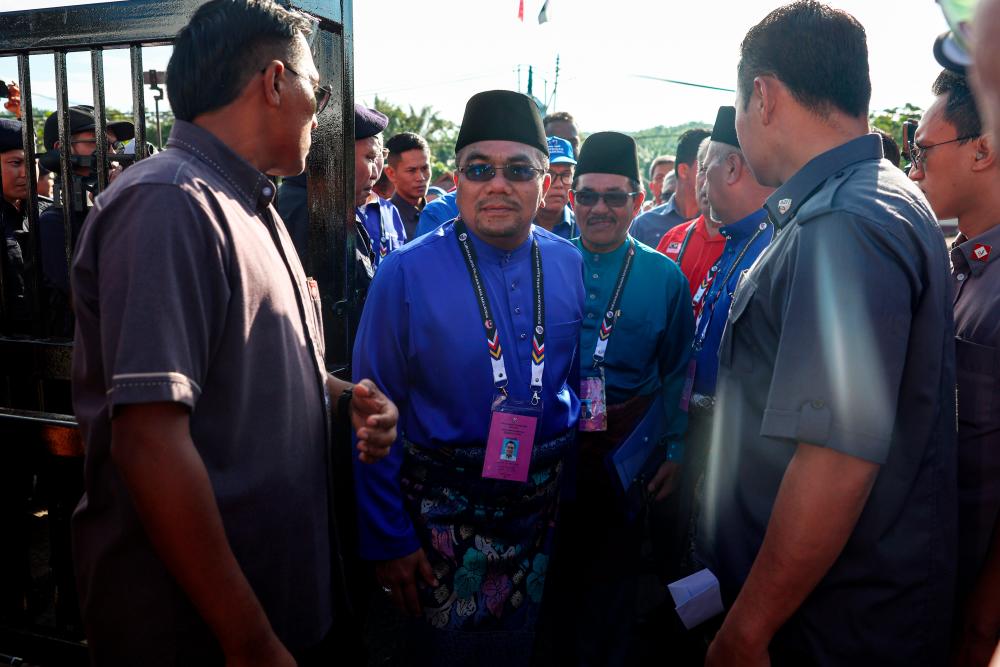 BENTONG, Sept 23 -- Barisan Nasional (BN) candidate Datuk Amizar Abu Adam arrived at the nomination center for the by-election (PRK) of the Pelangai State Legislative Assembly (DUN) at the Felda Kemasul Community Hall, today. BERNAMAPIX