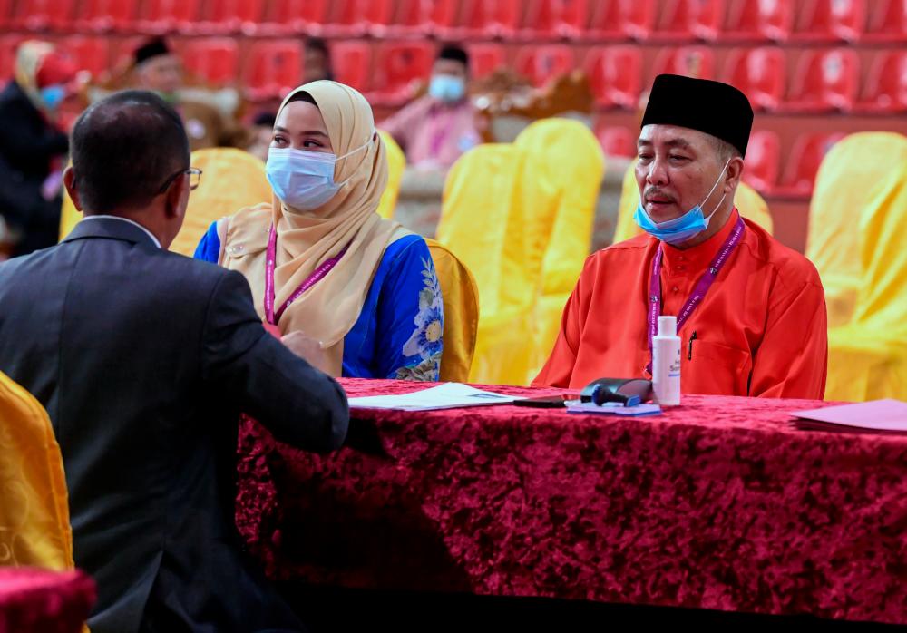 Perikatan Nasional candidate for the Sulaman state seat Datuk Seri Hajiji Noor (R) when submitting the nomination paper for the Sabah state election at Dewan Seri Sulaman Tuaran, today. — Bernama