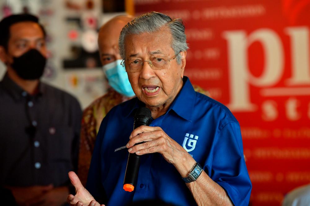 BATU PAHAT, 3 Mac -- Pengerusi Parti Pejuang Tanah Air (Pejuang) Tun Dr Mahathir Mohamad berucap pada Majlis Makan Tengahari bersama Persatuan Perniagaan dan Perindustrian Cina, Kluang di Pitt Station, Ayer Hitam hari ini.-fotoBERNAMA