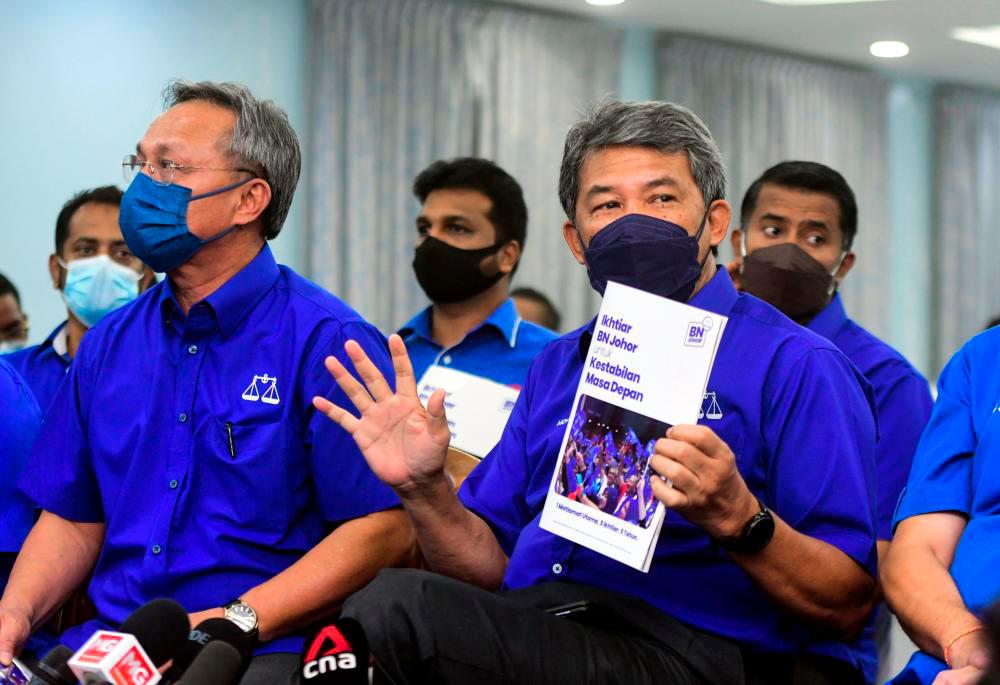 JOHOR BAHRU, March 1 - Barisan Nasional Deputy Chairman Datuk Seri Mohamad Hasan (right) shows a manifesto themed Ikhtiar BN Johor at the Bangunan Perhubungan UMNO today. BERNAMApix