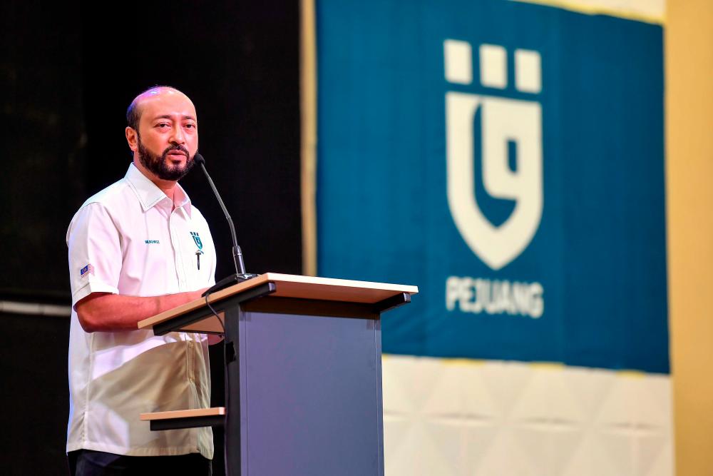 MUAR, Feb 24 - President of Parti Pejuang Tanah Air (Pejuang) Datuk Seri Mukhriz Mahathir delivered a speech at the Fighters Party Candidate Announcement Ceremony in conjunction with the Johor State Election on March 12. BERNAMApix