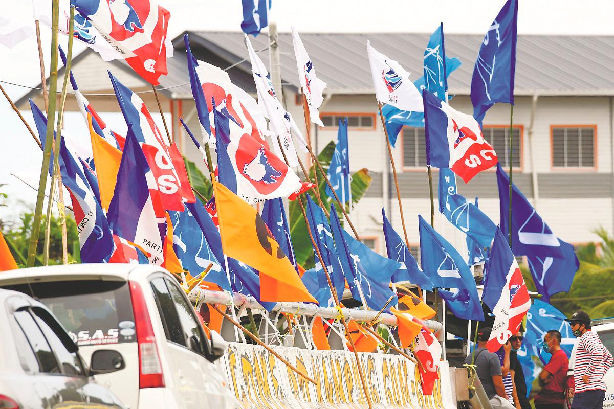 Political parties step up visibility on the ground with colourful banners and flags as election fever heats up. – BERNAMApix