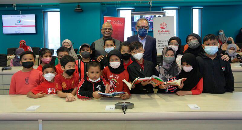 Prof Dr Pradeep and Dato’ Indera_Syed Norulzaman together with the children from the underserved communities_during Taylor’s Projek BacaBaca launch. $!Prof Dr Pradeep and Dato’ Indera_Syed Norulzaman together with the children from the underserved communities_during Taylor’s Projek BacaBaca launch.