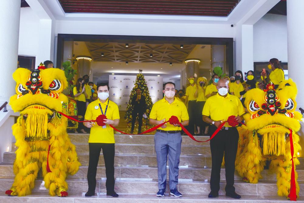From left: Voon, IOIPG executive vice-chairman Lee Yeow Seng and Four Points by Sheraton Puchong, Le Meridien Putrajaya, Putrajaya Marriott Hotel and Palm Garden Hotel, Putrajaya, a Tribute Portfolio Hotel cluster general manager Kumar Renoo cutting the ribbon to mark the opening of Palm Garden Hotel, Putrajaya, a Tribute Portfolio Hotel.