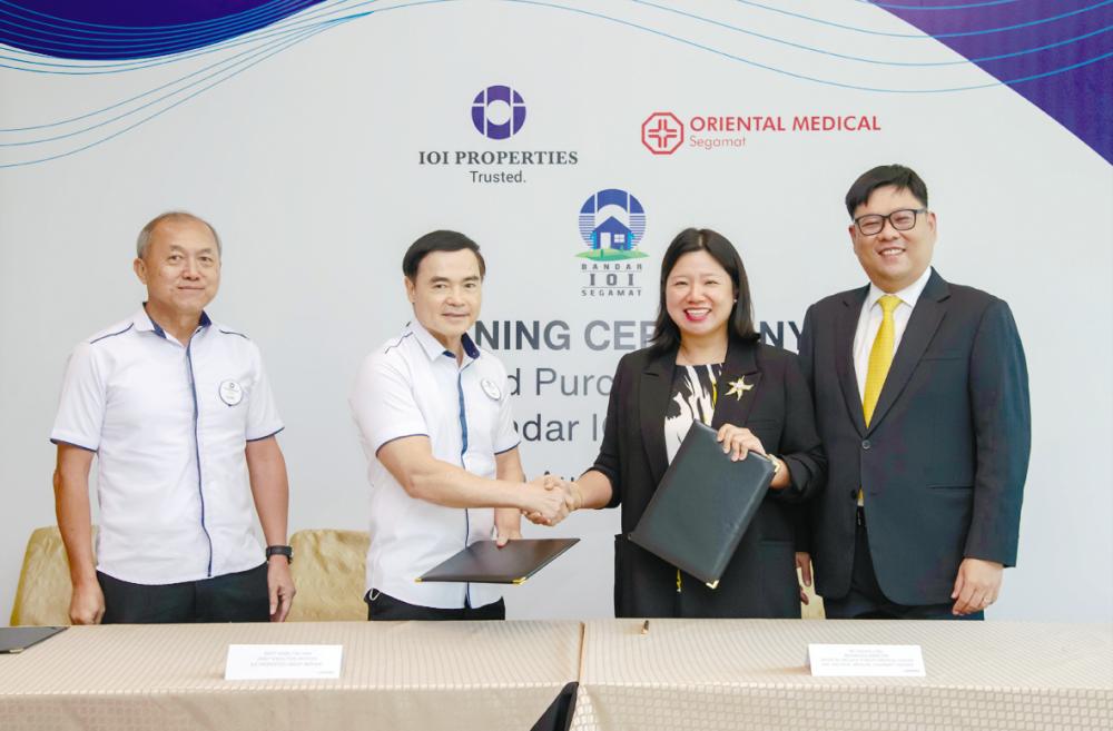 Voon (second from left) and Oriental Melaka Straits Medical Centre &amp; Oriental Medical Segamat managing director Dr Tan Hui Ling (second from right) at the signing ceremony.