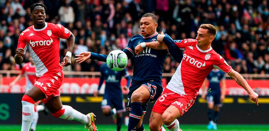 PSG’s Kylian Mbappe (centre) fights for the ball with Monaco’s Ruben Aguilar (right) during the French L1 match at the Louis II Stadium on March 20, 2022. – AFPPIX