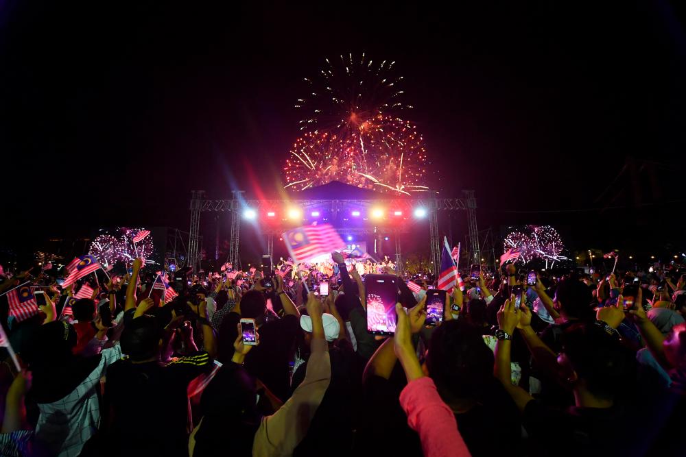 PUTRAJAYA, 31 August --Fireworks show was held at exactly 12 midnight at the Majlis Sambutan Ambang Merdeka at Anjung Floria. BERNAMAPIX