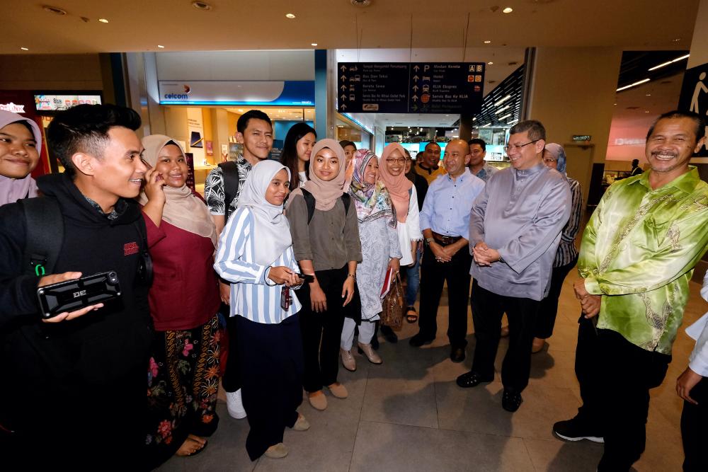 Foreign Minister Datuk Saifuddin Abdullah and UMK deputy vice-chancellor (Alumni and Student Affairs), Prof Dr Zaliman Sauli (3R) arrive at the hall in klia2, on Feb 2, 2018. — Bernama
