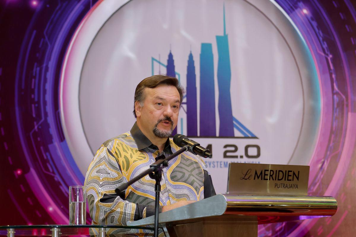 Menteri Kewangan II Datuk Seri Amir Hamzah Azizan menyampaikan ucapan pada Majlis Pelancaran Laporan Pasaran Harta Separuh Pertama Tahun 2025 di Putrajaya hari ini. - fotoBERNAMA