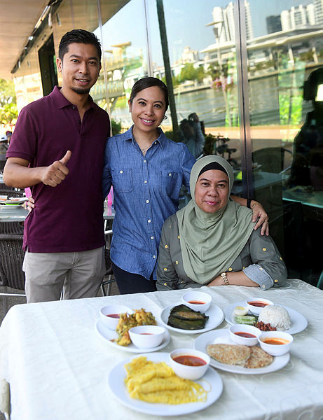 (From L) Amir Redza Mohd Tajudin with his sister Syura Natalia and their mother, Umai Cafe owner Datin Jamaliah Jaafar, share their experiences with the Agong and family during a recent visit to their restaurant. — Bernama