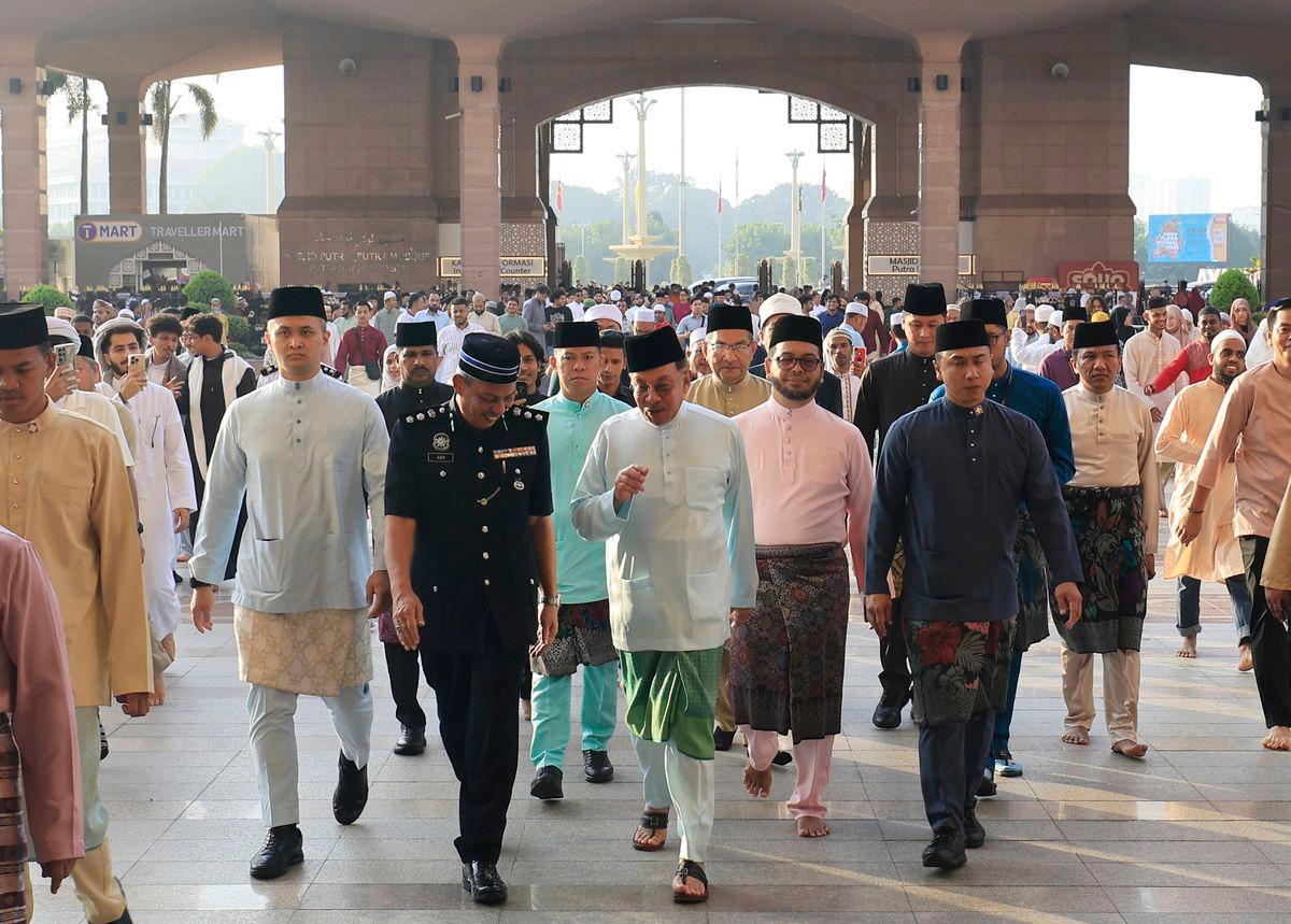 Perdana Menteri Datuk Seri Anwar Ibrahim hadir ke Masjid Putra hari ini untuk menunaikan solat sunat Aidiladha bersama kira-kira hampir 15,000 jemaah. fotoBERNAMA