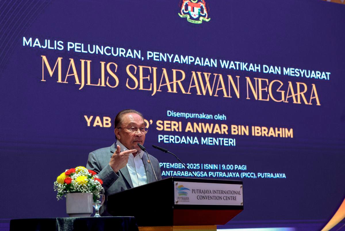Prime Minister Datuk Seri Anwar Ibrahim delivers a speech at the Launch Ceremony, Presentation of Appointment Letters, and Meeting of the National Historians Council at the Putrajaya International Convention Centre (PICC) today. – BERNAMA