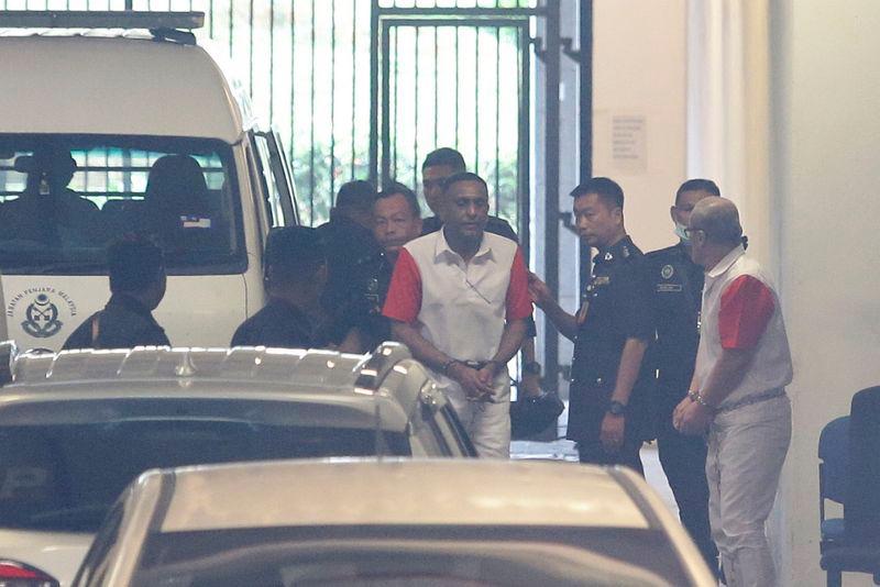 Former lawyer N Pathmanabhan and two plantation workers, T Thilaiyagan and R Kathavarayan, arrive at the Federal Court here, today. - fotoBERNAMA