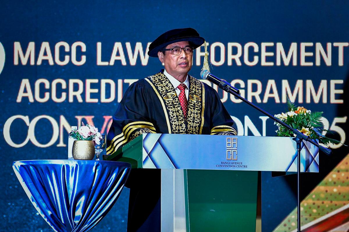 Ketua Pesuruhjaya Suruhanjaya Pencegahan Rasuah Malaysia (SPRM) Tan Sri Azam Baki menyampaikan ucapan pada Majlis Konvokesyen Program Penguatkuasaan Undang-Undang Bertauliah SPRM di Bangi Avenue Convention Centre hari ini.