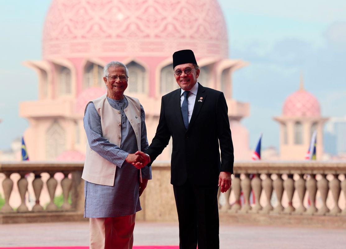 Perdana Menteri Datuk Seri Anwar Ibrahim (kanan) bersalaman dengan Ketua Penasihat Kerajaan Republik Rakyat Bangladesh Prof Dr Muhammad Yunus pada istiadat Sambutan Rasmi di Bangunan Perdana Putra di sini hari ini. - fotoBERNAMA