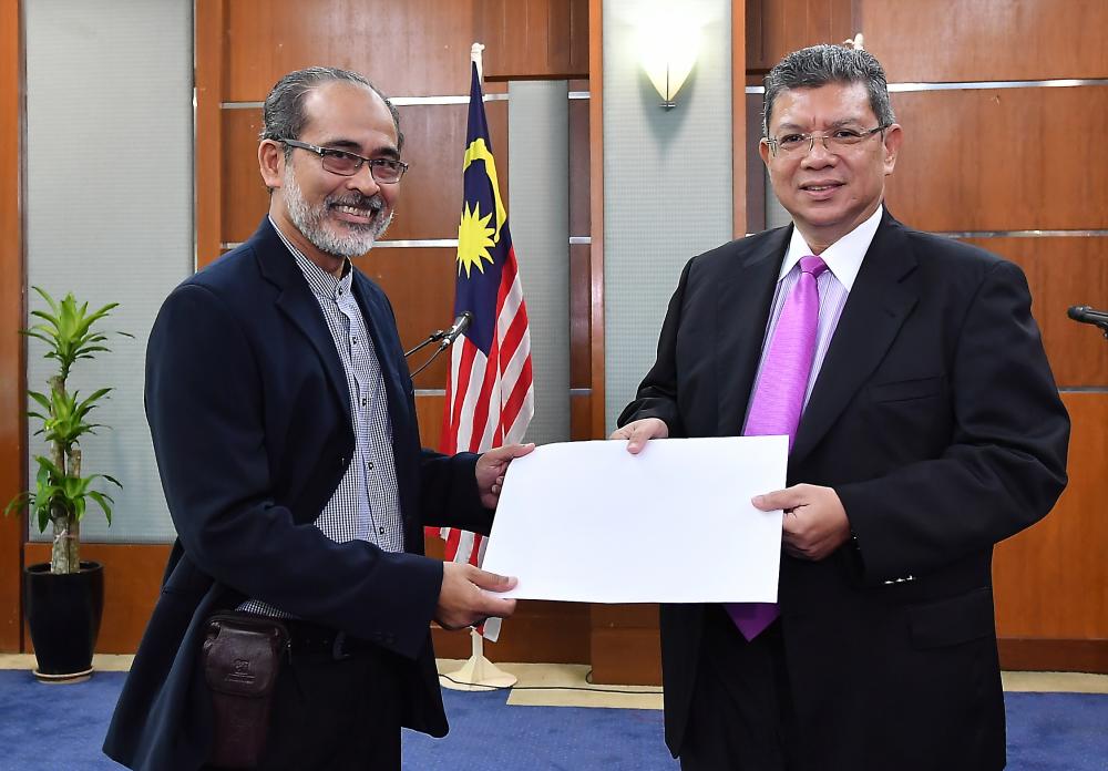 Foreign Minister Datuk Saifuddin Abdullah receives a memorandum from the Palestinian Pro-Liberation Body (NGO) led by Prof. Dr. Mohd Nazari Ismail (L) at Wisma Putra, on Jan 16, 2018. — Bernama