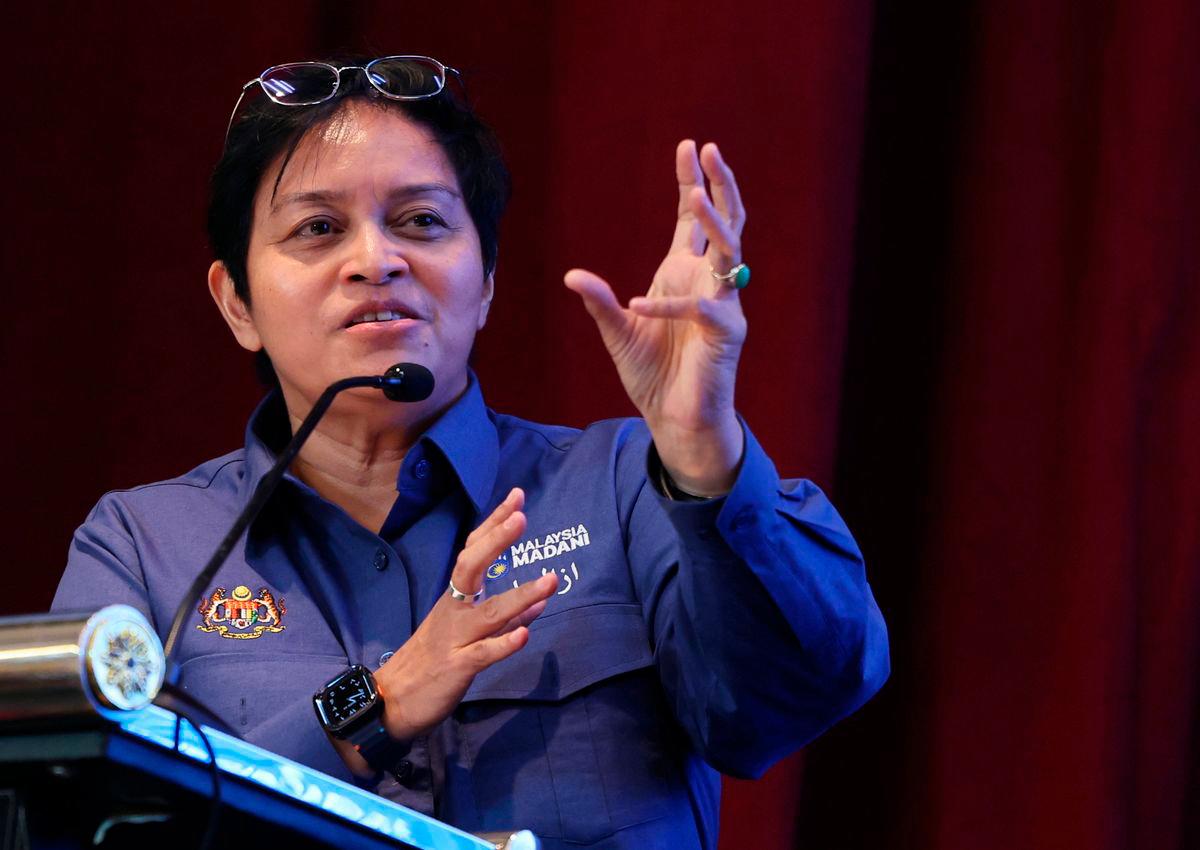 Menteri di Jabatan Perdana Menteri (Undang-Undang Dan Reformasi Institusi) Datuk Seri Azalina Othman Said ketika berucap pada Majlis Perhimpunan Bulanan dan Majlis Peluncuran Akademi Perundangan Negara di Auditorium, Akademi Perundangan Negara hari ini. fotoBERNAMA