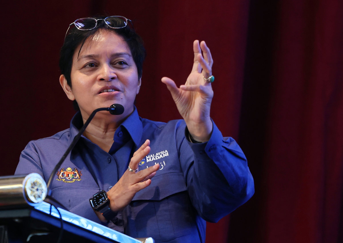 Menteri di Jabatan Perdana Menteri (Undang-Undang Dan Reformasi Institusi) Datuk Seri Azalina Othman Said ketika berucap pada Majlis Perhimpunan Bulanan dan Majlis Peluncuran Akademi Perundangan Negara di Auditorium, Akademi Perundangan Negara hari ini. - BERNAMApix