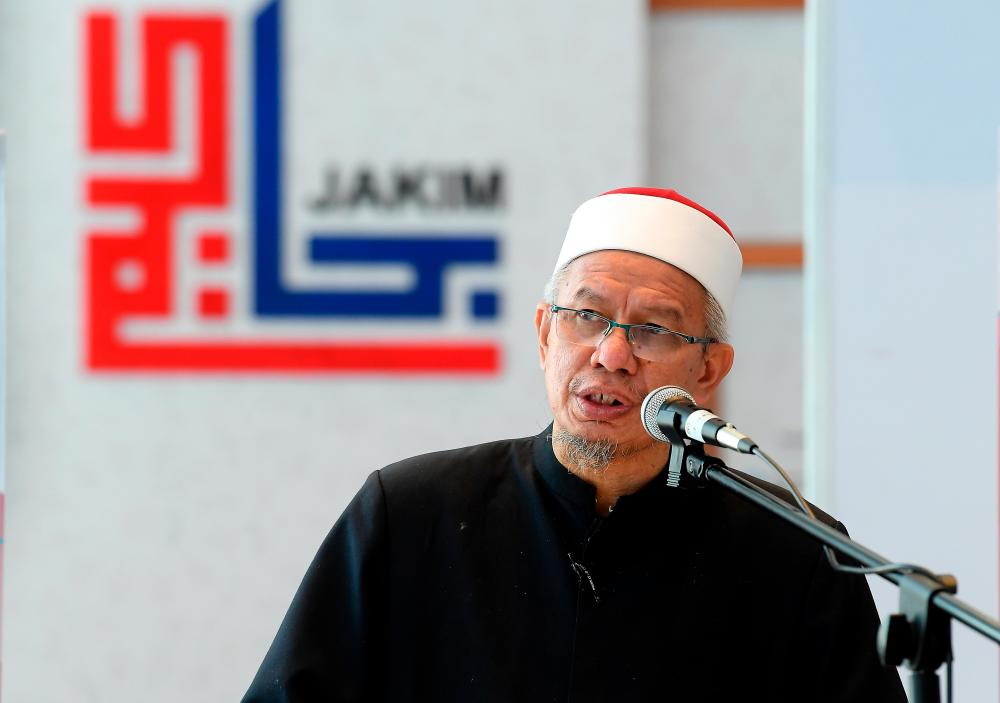 Minister in the Prime Minister’s Department (Religious Affairs), Datuk Seri Dr Zulkifli Mohamad Al-Bakri at the handing-over ceremony of contributions from CIMB Islamic Bank to Yadim today. - Bernama