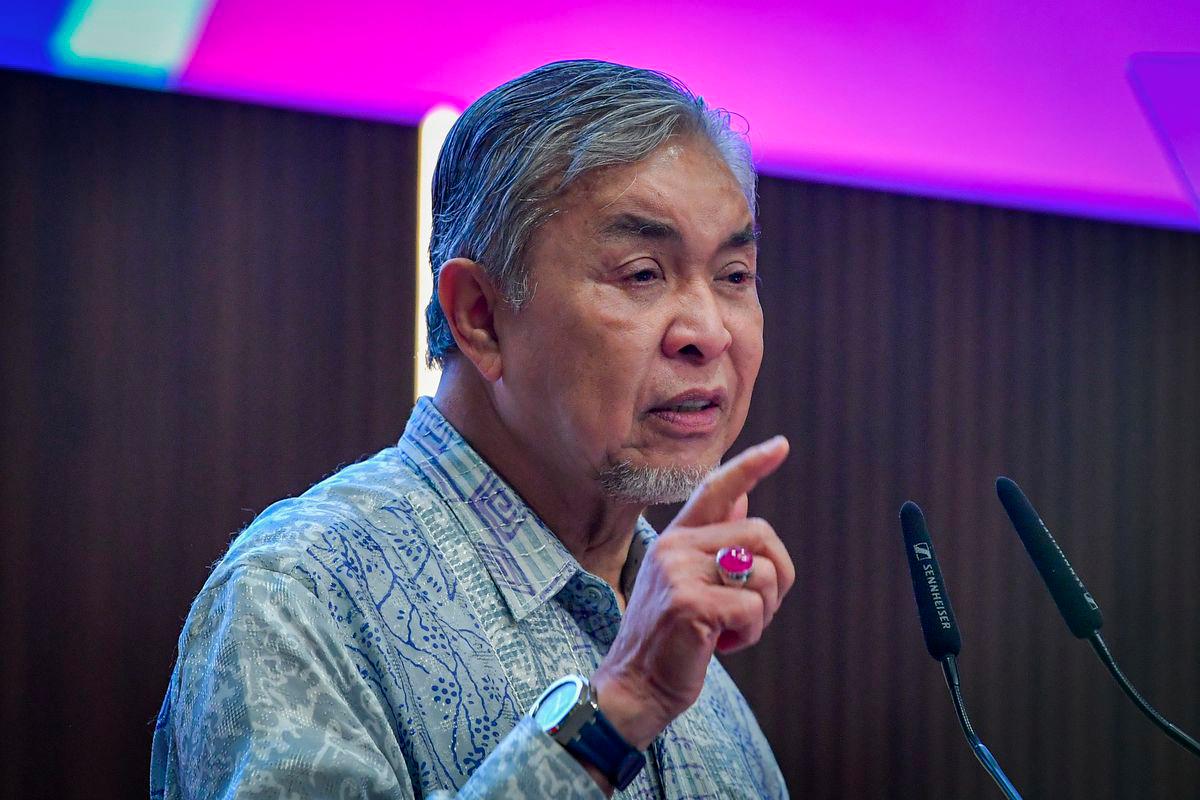 Timbalan Perdana Menteri Datuk Seri Dr Ahmad Zahid Hamidi menyampaikan ucapan pada Majlis Sesi Permukiman Setahun Selepas Kongres Ekonomi Bumiputera (KEB) 2024 di Pusat Konvensyen Antarabangsa Putrajaya (PICC) hari ini. - fotoBERNAMA
