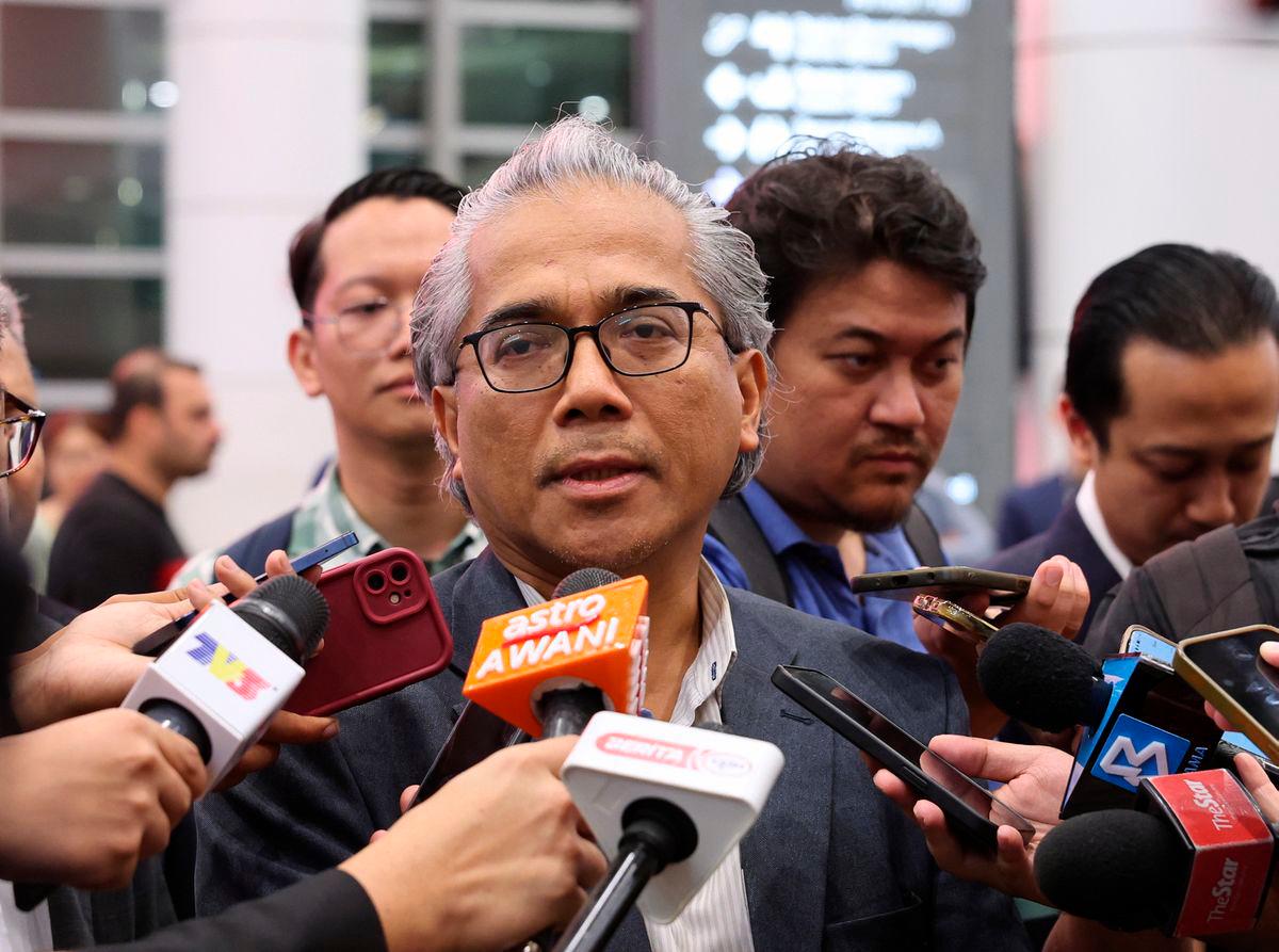 Duta Besar Malaysia ke Iran, Khairi Omar, ketika ditemui media, bersama 24 warganegara Malaysia dari Iran yang selamat tiba di Lapangan Terbang Antarabangsa Kuala Lumpur (KLIA) Terminal 1 malam ini menerusi penerbangan Malaysia Airlines MH781-BERNAMA
