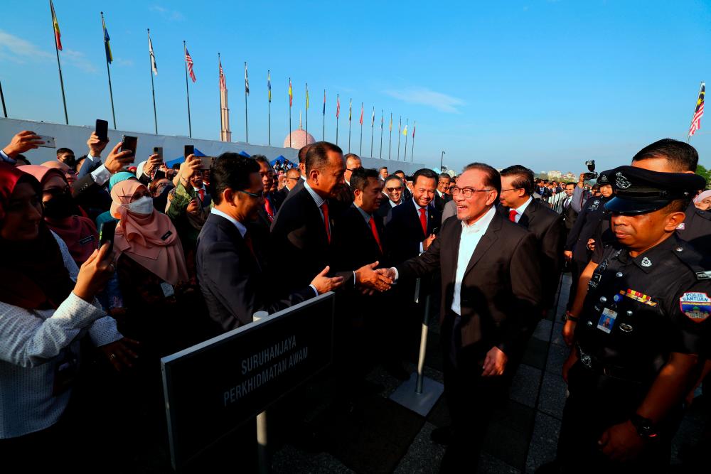 PUTRAJAYA, 29 Nov -- Perdana Menteri Datuk Seri Anwar Ibrahim (dua,kanan) beramah mesra bersama penjawat awam pada Majlis Perjumpaan Perdana Menteri Bersama Warga Jabatan Perdana Menteri (JPM) bagi bulan November 2022 di Dataran Perdana Putra, Bangunan Perdana Putra hari ini. fotoBERNAMA