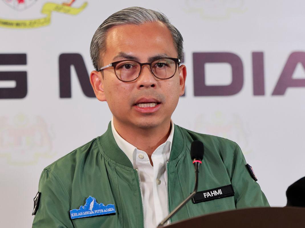 Menteri Komunikasi Datuk Fahmi Fadzil merangkap jurucakap Kerajaan Perpaduan ketika sidang media mingguan Kabinet di Menara Komunikasi hari ini - fotoBERNAMA