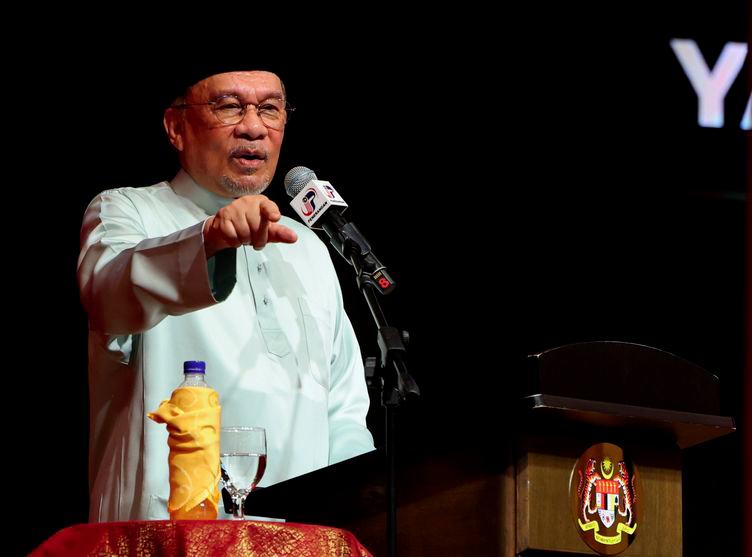 Perdana Menteri Datuk Seri Anwar Ibrahim menyampaikan amanat pada Majlis Perjumpaan Perdana Menteri Bersama Warga Jabatan Perdana Menteri (JPM) Bagi Bulan Januari Tahun 2025 dan Amanat Tahun Baharu 2025 di Puspanitapuri hari ini. - fotoBERNAMA