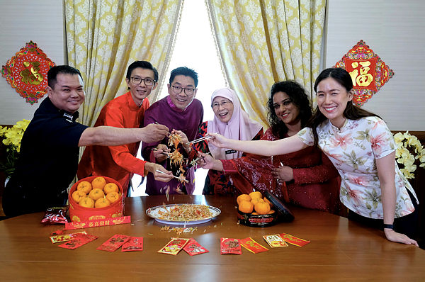 Deputy Prime Minister Datuk Seri Dr Wan Azizah Wan Ismail (3rd from R) with Deputy Agriculture and Agro-based Industry Minister Sim Tze Tzin (3rd from L) mixed “Yee Sang” at her office at the Perdana Putra Building, Putrajaya recently. — Bernama