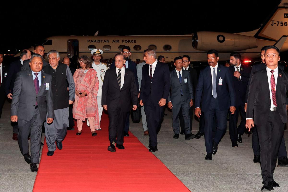 Pakistan Prime Minister Muhammad Shehbaz Sharif (centre) upon arrival at the Bunga Raya Complex, Kuala Lumpur International Airport (KLIA), yesterday to begin his three-day official visit to Malaysia. – BERNAMA