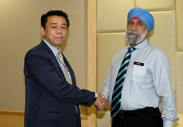 Transport Ministry secretary-general, Mohd Khairul Adib Abd Rahman (L) shakes hands with Miros chairman Datuk Suret Singh during a courtesy call to the former’s office at the Transport Ministry on Feb 7, 2019. — Bernama