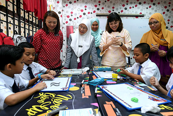 Deputy Prime Minister Dr Wan Azizah Wan Ismail spends time with disabled students in the education sub-category at Sekolah Kebangsaan Putrajaya Presint 9 (2), Putrajaya on March 7, 2019. — Bernama