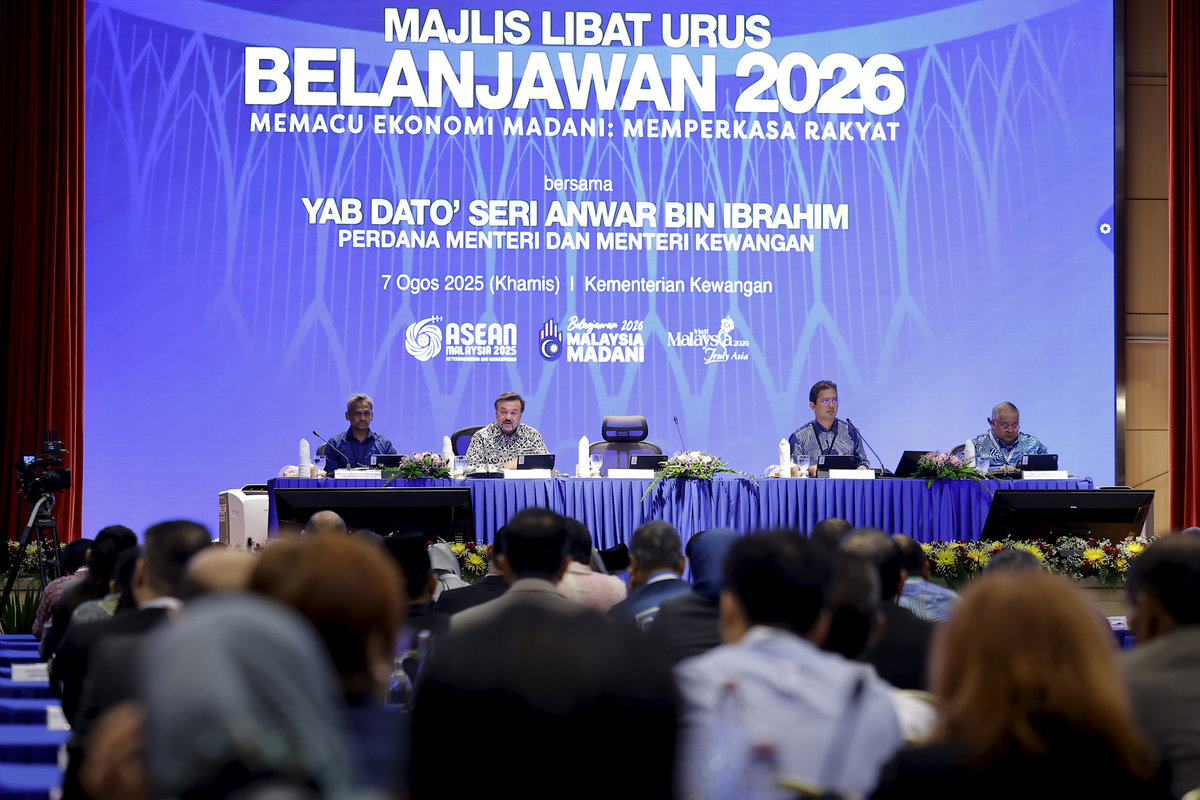Second Finance Minister, Datuk Seri Amir Hamzah Azizan (second from left), delivers the keynote address at the 2026 Budget Engagement Session at the Ministry of Finance today. Also present were Treasury Secretary-General Datuk Johan Mahmood Merican (second from right) and Bank Negara Governor Datuk Shaik Abdul Rasheed Abdul Ghaffour. – BERNAMA