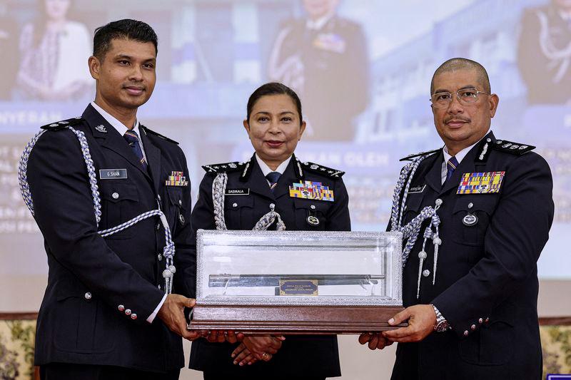 Timbalan Ketua Polis Selangor Datuk S. Sasikala Devi (tengah) menyaksikan penyerahan tongkat kuasa daripada Timbalan Ketua Polis Daerah Sepang Supt Shan Gopal Krishnan (kiri) kepada Ketua Polis Daerah Sepang yang baharu ACP Norhizam Bahaman pada Majilis Serah Terima Tugas Ketua Polis Daerah Sepang di Ibu Pejabat Polis Daerah (IPD) Sepang, hari ini. - fotoBERNAMA