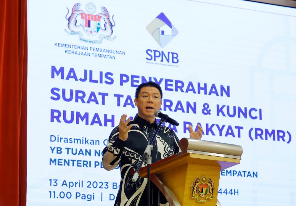 PUTRAJAYA, 13 April -- Menteri Pembangunan Kerajaan Tempatan, Nga Kor Ming menyampaikan ucapan pada Majlis Penyerahan Surat Tawaran &amp; Kunci Rumah Mesra Rakyat (RMR) di Kementerian Pembangunan Kerajaan Tempatan hari ini. fotoBERNAMA